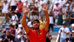 Alcaraz brilha rumo às 'meias' em Paris com a rainha nas bancadas