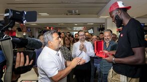 Neemias Queta recebe Prémio Record: campeão da NBA de visita ao nosso jornal