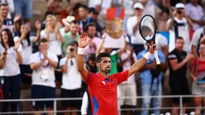 Djokovic faz história e mantém sonho vivo em Paris