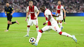 Ajax avança na Liga Europa com Carlos Forbs a titular