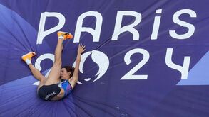 Angelina Topic falha final do salto em altura após fraturar tornozelo