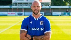 Charlie Austin assina pelo modesto AFC Totton