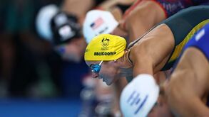 McKeown revalida título dos 200 metros costas com novo recorde olímpico