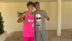 Filho de Ronaldo e Lamine Yamal jogaram futebol e posaram para fotografia que já se tornou viral