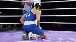 Federação internacional paga prémio de campeã olímpica a italiana que perdeu com Imane Khelif