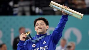 Carlos Yulo dá primeiro ouro às Filipinas na ginástica