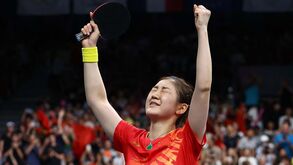 Chen Meng revalida ouro olímpico no ténis de mesa