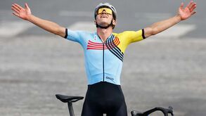 Remco Evenepoel dá show em Paris e junta ouro na prova de fundo ao do contrarrelógio