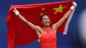 Zheng Qinwen conquista ouro olímpico no torneio de ténis
