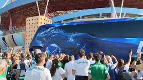 Assobios e aplausos: o momento em que o autocarro do FC Porto chega ao Municipal de Aveiro