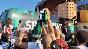 Autocarro do Sporting chega ao estádio em clima de euforia