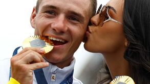 Remco Evenepoel explica icónica pose em frente da Torre Eiffel: «Foi ideia da minha mulher»