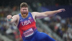 Ryan Crouser conquista título olímpico do peso pela terceira vez e faz história