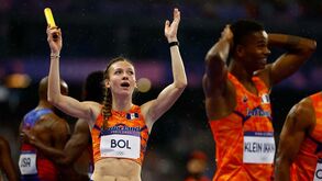 De 4.ª para 1.ª: recuperação incrível de Femke Bol vale título olímpico dos 4x400 mistos à Holanda