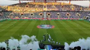 Municipal de Aveiro ao rubro: grande ambiente na subida das equipas ao relvado