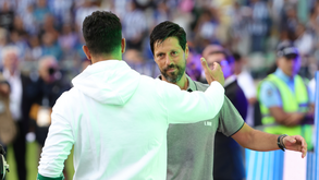 O cumprimento entre Rúben Amorim e Vítor Bruno antes do início do clássico na Supertaça