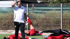 Vítor Campelos admite que faltam soluções do meio-campo para a frente: «Plantel ainda está em construção»