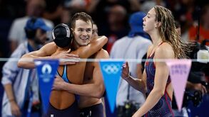Ouro olímpico e recorde mundial para os Estados Unidos nos 4x100 metros estilos mistos