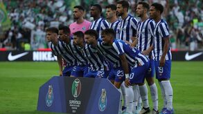 Diogo Costa recebeu galhardete de Hjulmand... mas esqueceu-se da lembrança para o capitão do Sporting