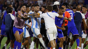 «Que aprenda a jogar futebol. Tem 36 anos e é campeão do mundo»: Otamendi visado por comentadores franceses