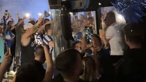 Autocarro bloqueado por adeptos e cânticos de apoio: as imagens da loucura na chegada do FC Porto à Invicta