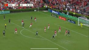 Liverpool vence Manchester United com toque português 