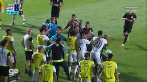 Levou uma cueca... e respondeu com uma joelhada: confusão instalou-se no At. Goianiense-Botafogo
