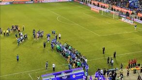 O momento das guardas de honra de Sporting e FC Porto depois da Supertaça