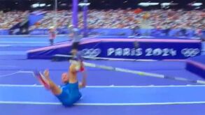 Dói só de ver: atleta da Estónia cai com estrondo de costas após tentativa falhada no salto com vara