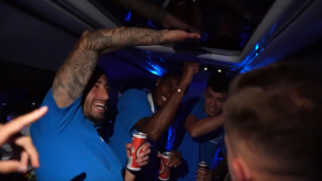 Cerveja, música, baile e parabéns... ao doutor: as imagens da festa do FC Porto no autocarro após a Supertaça