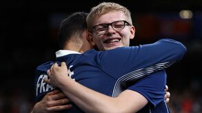 Jovem Félix Lebrun dá primeira medalha à França no ténis de mesa desde 1992