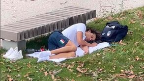 Medalha de ouro apanhado a dormir num parque após queixar-se das condições da Aldeia Olímpica