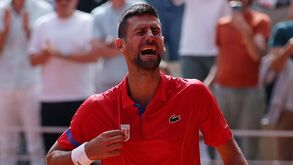 Djokovic desfaz-se em lágrimas no court ao sagrar-se campeão olímpico em Paris'2024