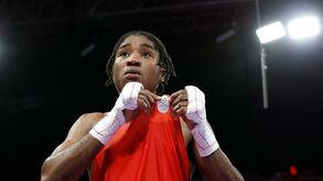 Pugilista Ngamba garante primeira medalha da história para refugiados em Paris'2024 