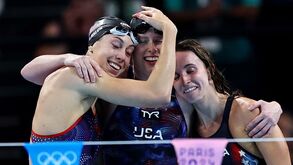 Estados Unidos com ouro olímpico e recorde mundial nos 4x100 estilos femininos