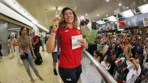 Patrícia Sampaio recebida por centenas de portugueses em euforia no Aeroporto de Lisboa