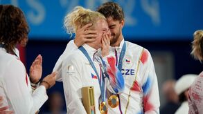 Terminam relação antes de Paris'24, fazem dupla no ténis e... acabam aos beijos após conquistarem o ouro