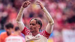 Oficial: Xavi Simons continua no Leipzig