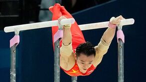 Zou Jingyuan revalida ouro nas paralelas