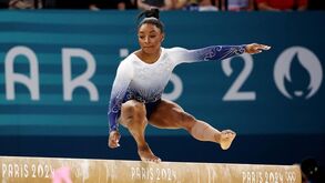 Simone Biles falhou, Rebeca Andrade também e o título olímpico da trave vai para a Itália