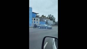 Sorte ou destreza? Ferrari em pião no meio do trânsito… e sem bater