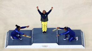 Simone Biles explica vénia a Rebeca Andrade: «É tão incrível, é uma rainha!»