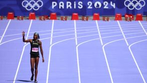 Bicampeã olímpica completa 400 metros em 2:22 minutos e vai ter nova chance nas repescagens