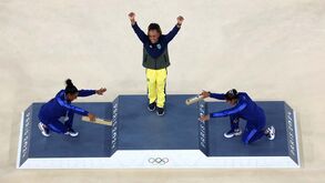 Simone Biles e Jordan Chiles rendidas a Rebeca Andrade: norte-americanas até fizeram vénia à brasileira