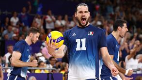 França enfrenta campeã mundial Itália nas 'meias' para defender ouro no voleibol