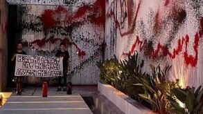 Ativistas ambientais vandalizam mansão de Messi em Ibiza