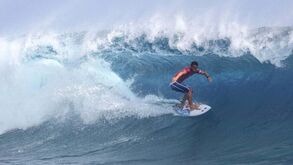 Kauli Vaast e Caroline Marks sagram-se campeões olímpicos de surf