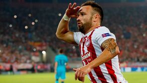 Mathieu Valbuena assina contrato com Athens Kallithea