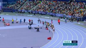 O que faz um cameraman no meio da pista durante os 5.000 metros?