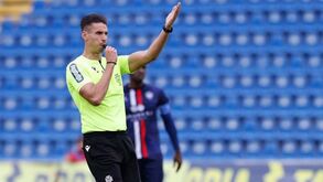 Árbitro Bruno Vieira responde a dirigente e é suspenso um jogo: «Vai bater com a cabeça noutro sítio...»